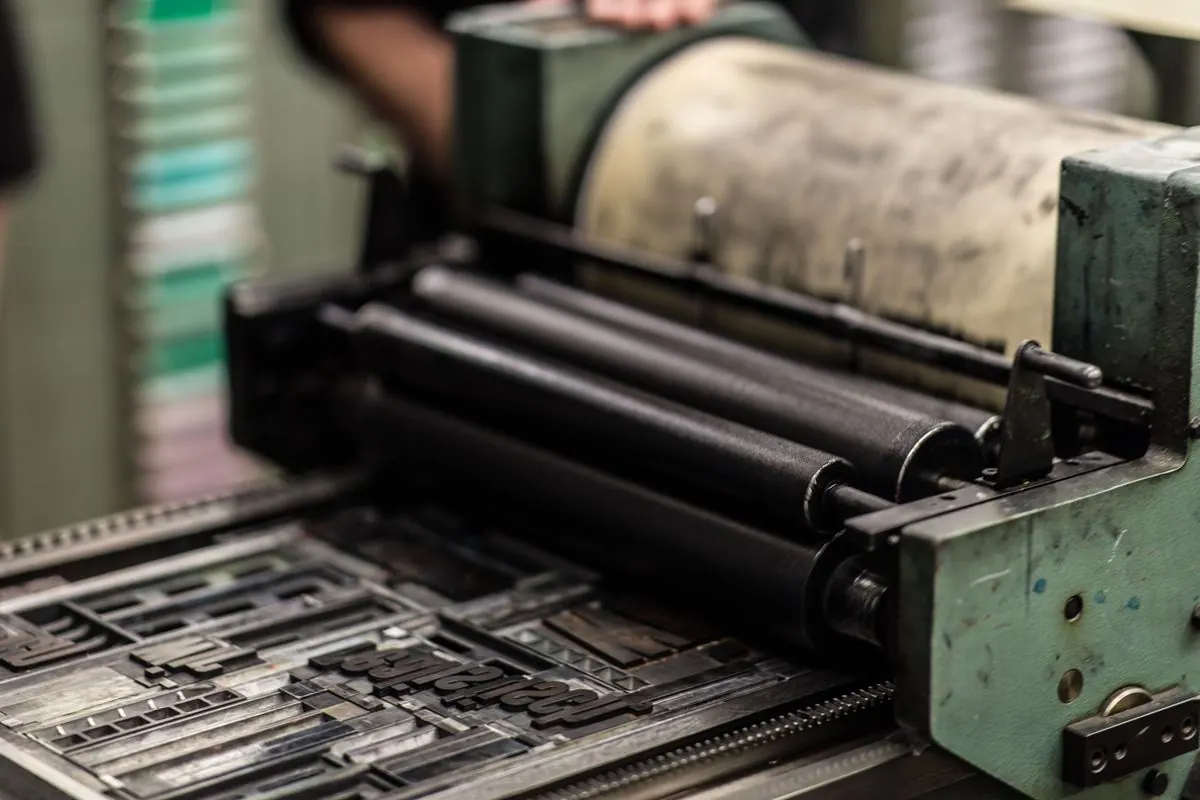 Prints multi-colour graphics onto flexible packaging film.
