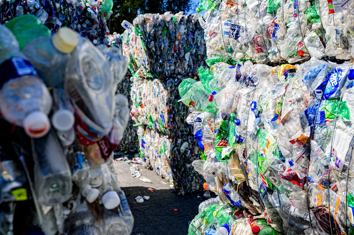 Washes, shreds and re-pelletises plastic waste into reusable raw-material granules.